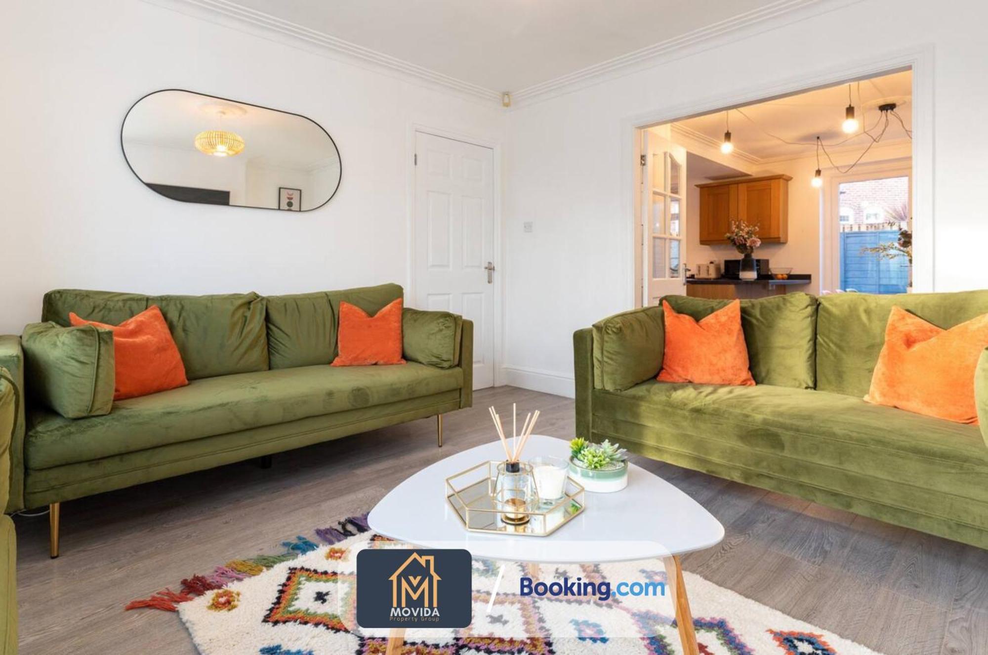 Large Modern 6 Bedroom House By Movida Property Group Short Lets & Serviced Accommodation With Games Room Лидс Экстерьер фото